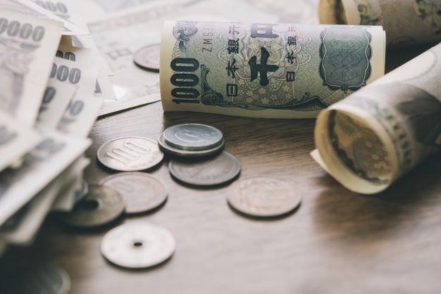 USD/JPY hits 20-year highs